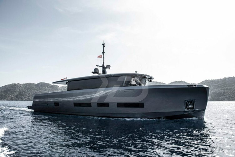 0110 yacht exterior 2