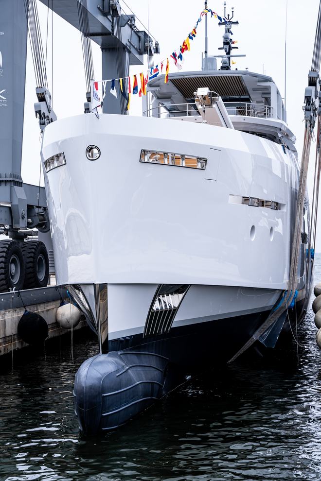 tremenda-yacht-exterior-3.jpg