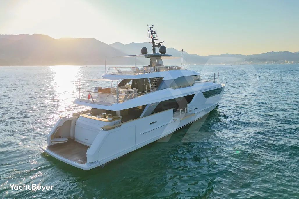 let-it-be-yacht-exterior-2.jpg