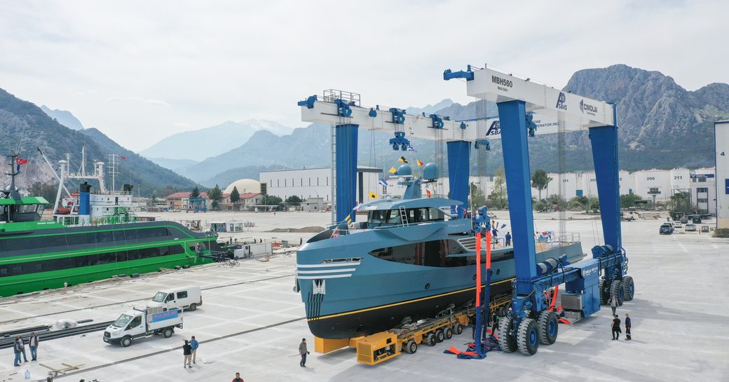 Support Yacht PHI Phantom on rollers in yard