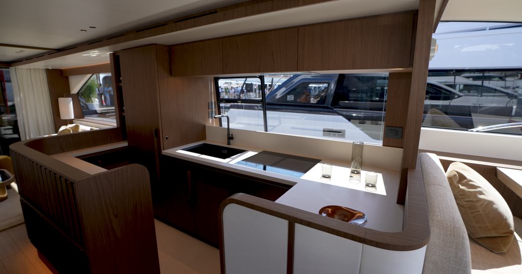 Azimut-Fly-72-galley