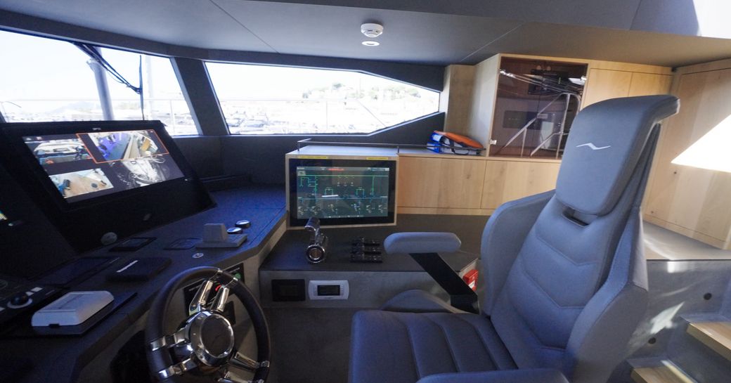 Numarine-30XP-pilothouse-helm-seat