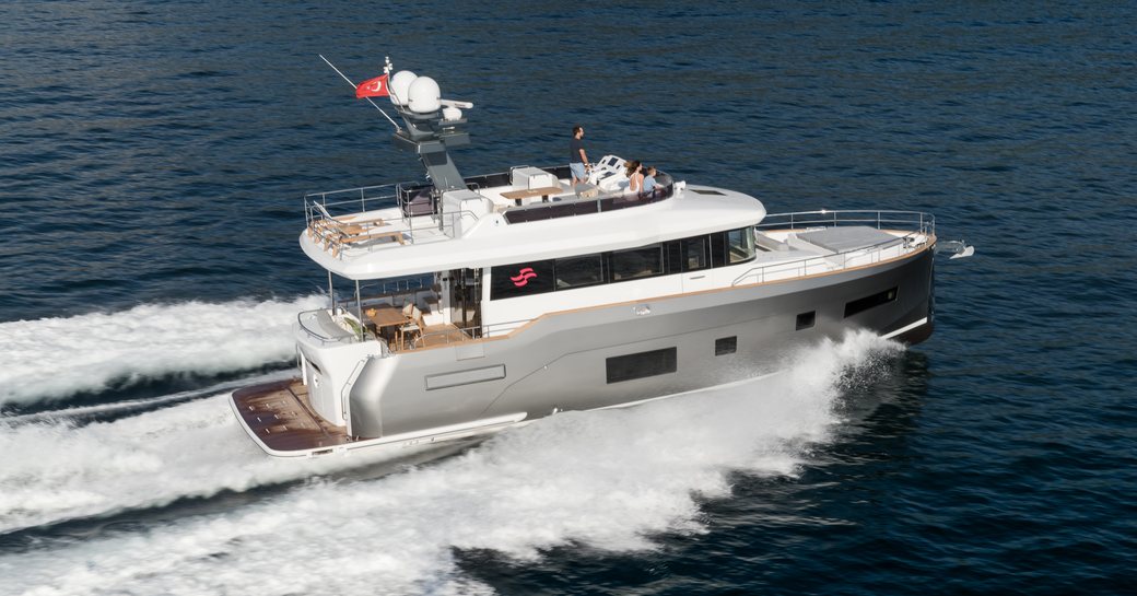 Motor yacht Sirena 58, cruising speed running shot