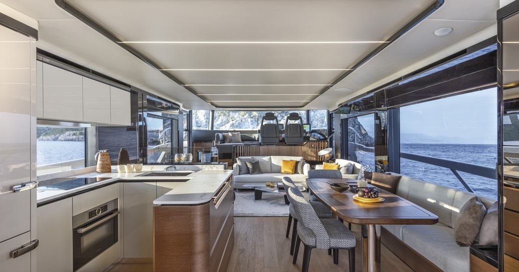 Absolute Navetta 64 salon