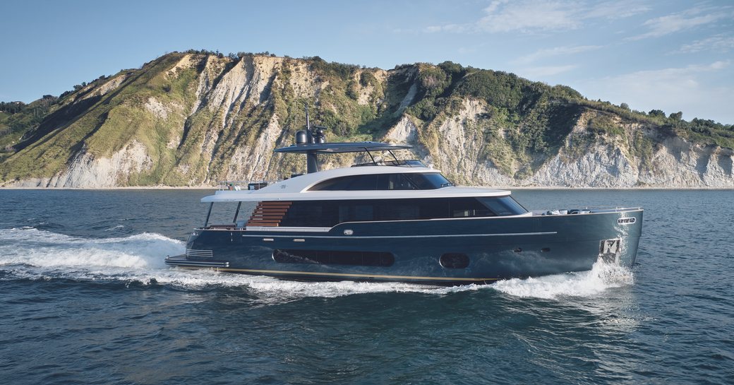 Profile shot of Azimut Magellano 25 Metri cruising in Italy