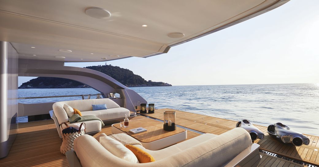 azimut grande trideck, beach club, sundeck, mezzanine