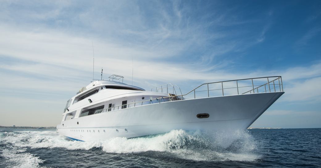 Displacement hull yacht