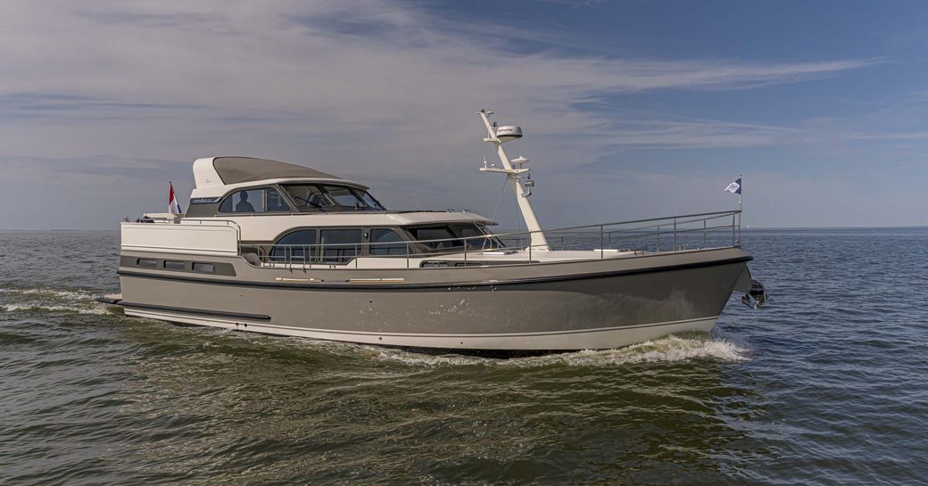 Side view of Linssen 55 SL underway, surrounded by sea.