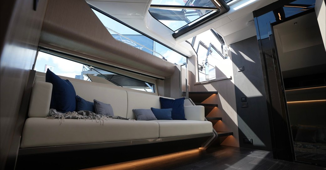 Sunseeker Superhawk interior