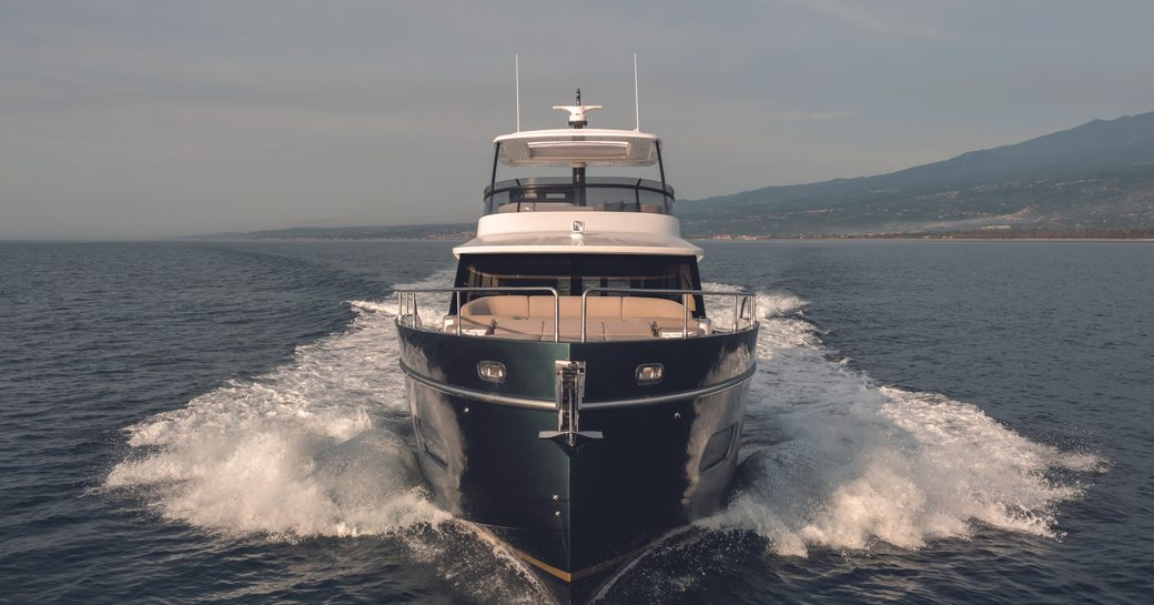 Azimut Magellano 60 bow shot