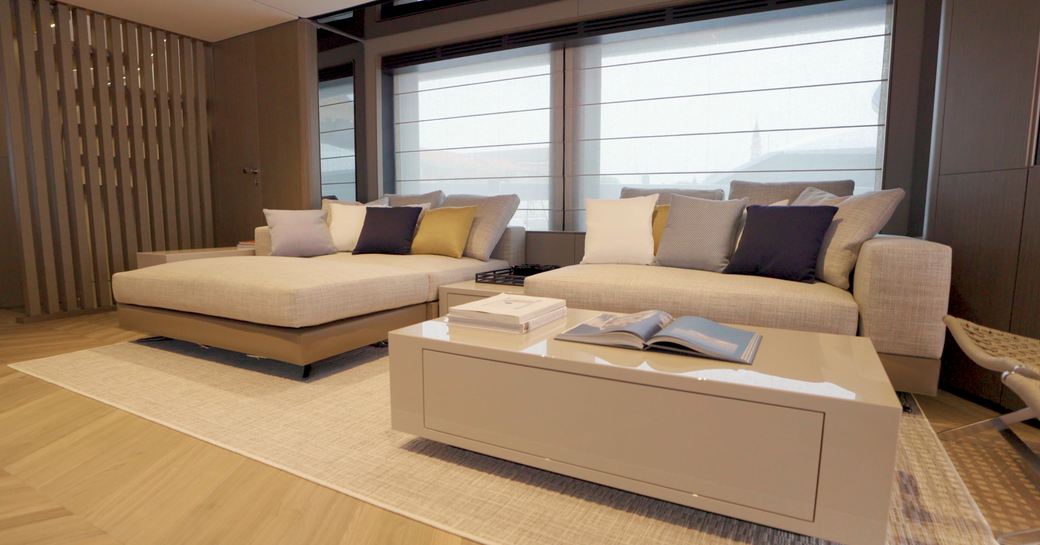 Ferretti-Infynito-90-saloon-sofas