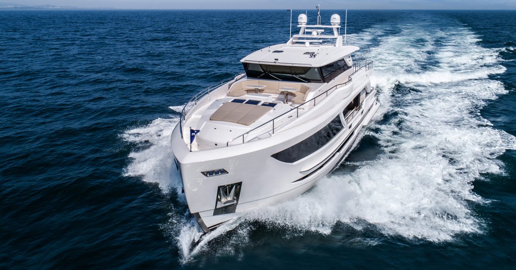 Horizon FD87 27m motor yacht running shot