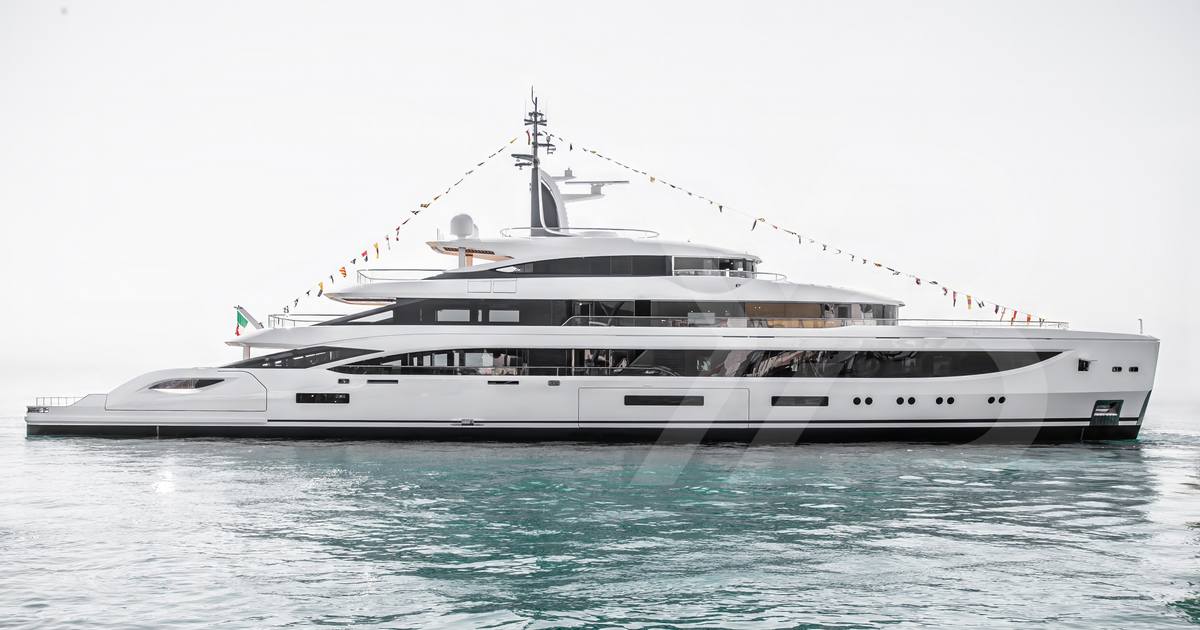 WATCH: Benetti Launches B.Now 67M Oasis Deck Superyacht FB287 | YachtBuyer