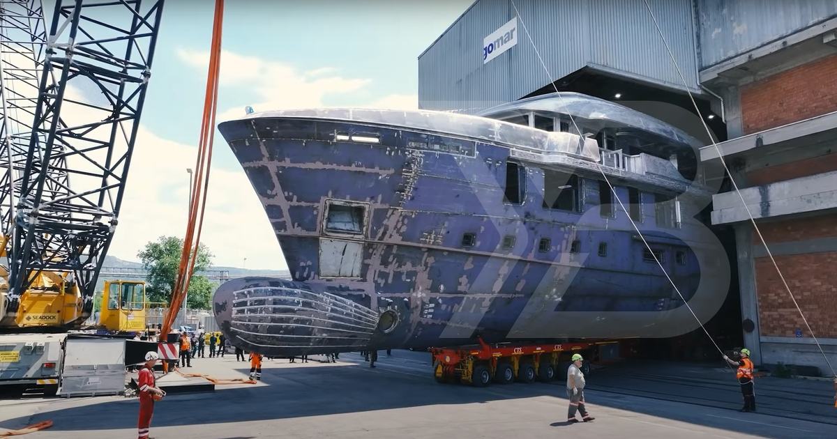 Watch Second 43m CdM Deep Blue 141 Explorer Yacht Move to
