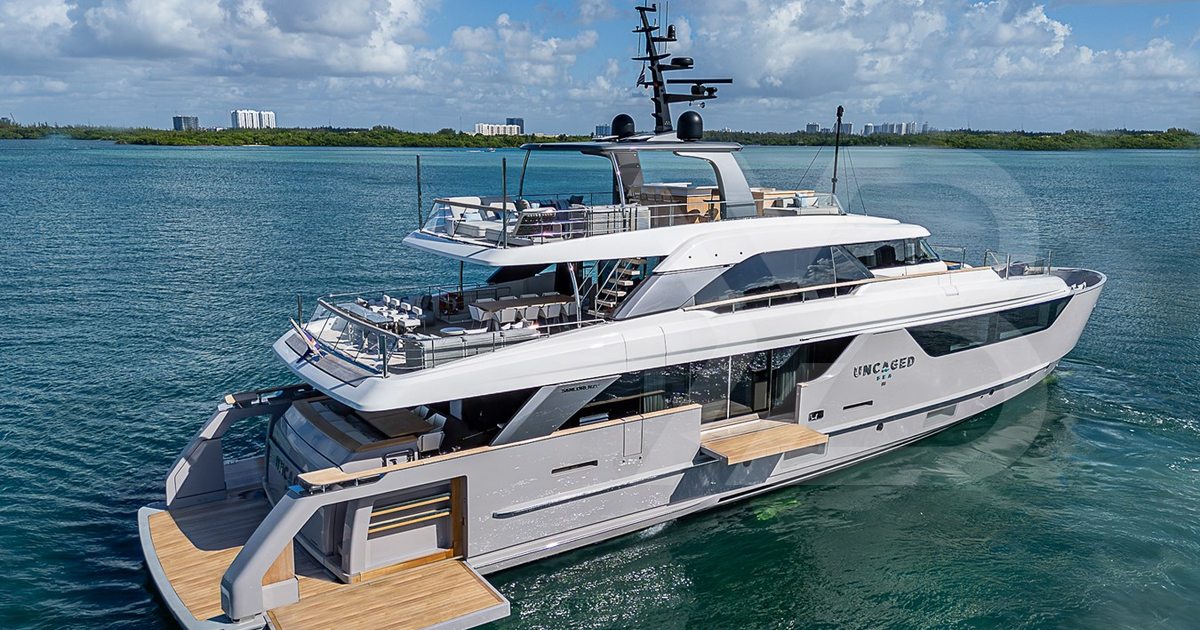 洋書 THE WORLD'S MOST EXTRAORDINARY YACHTS 2761391.jpg