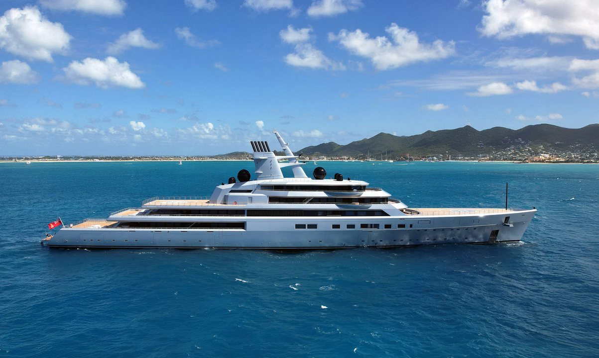 Side view of Dragonfly yacht for visual comparison
