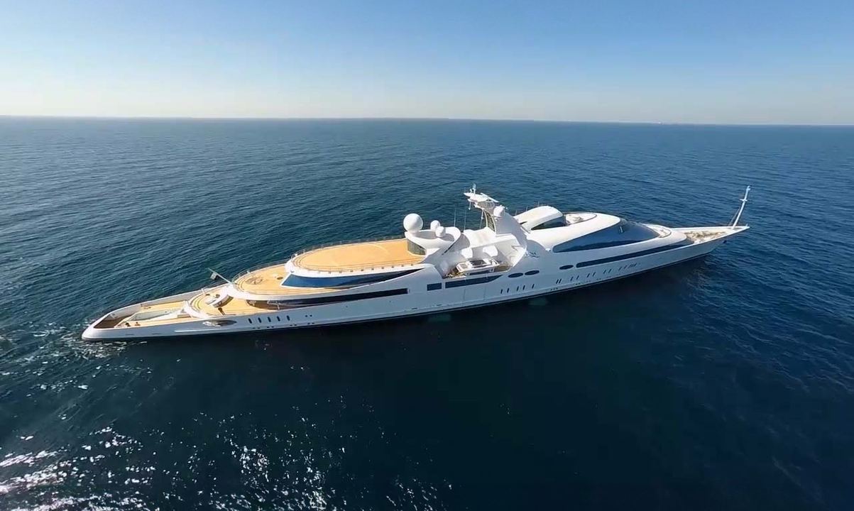 Side view of Yas yacht for visual comparison