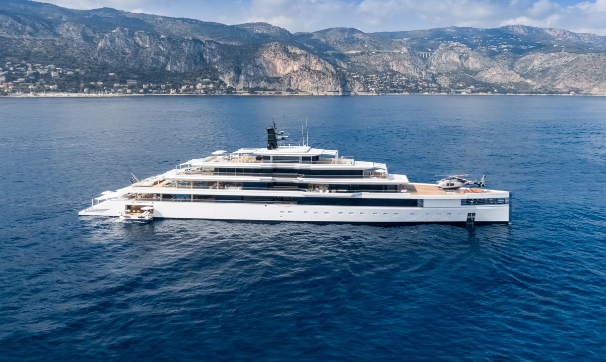 Side view of Ulysses yacht for visual comparison