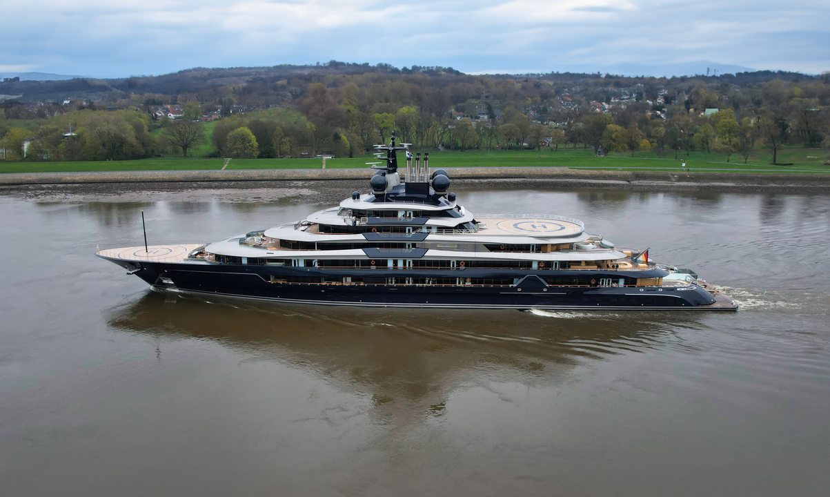 Side view of Luminance yacht for visual comparison
