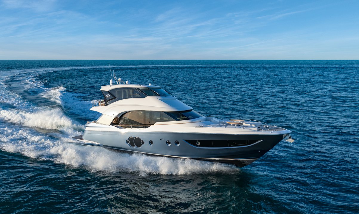 Monte Carlo Yachts MCY 70 Skylounge