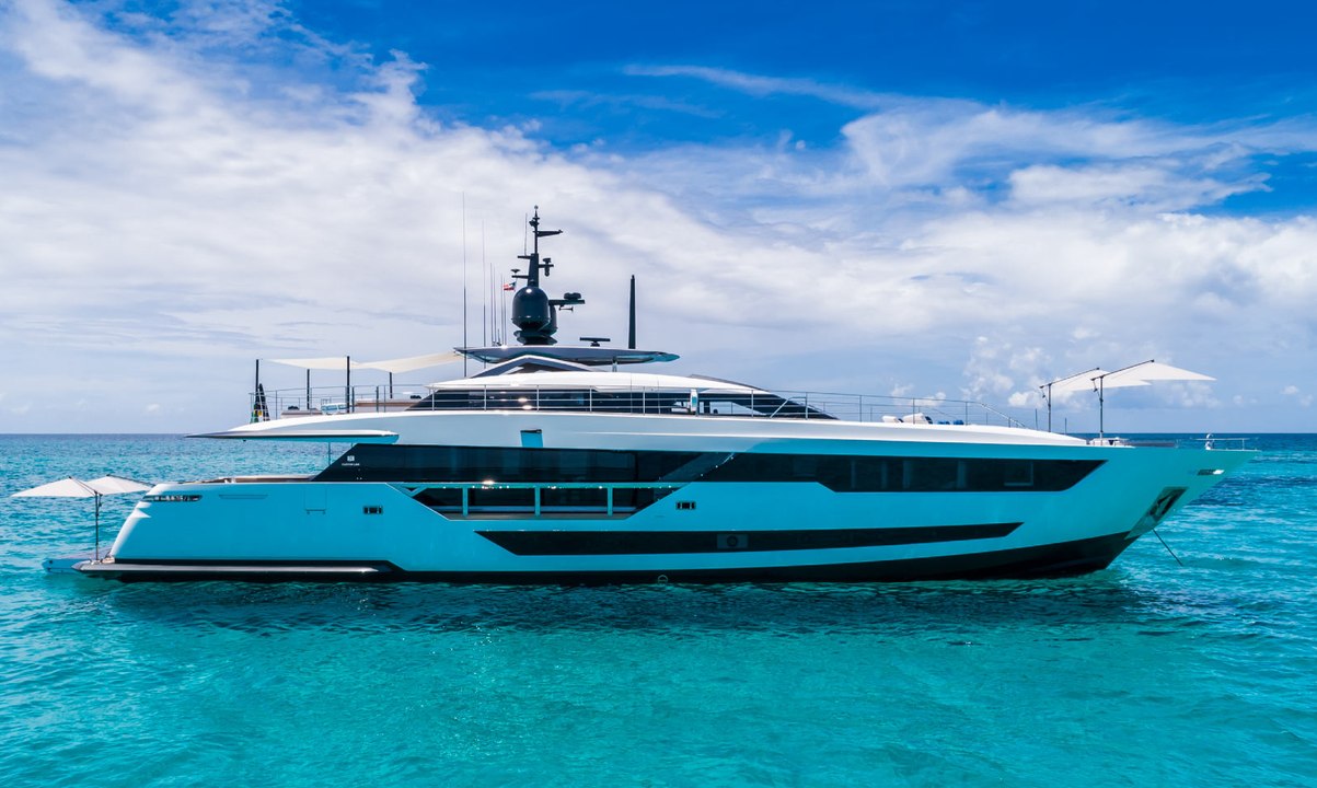 Custom Line Saetta 120' 