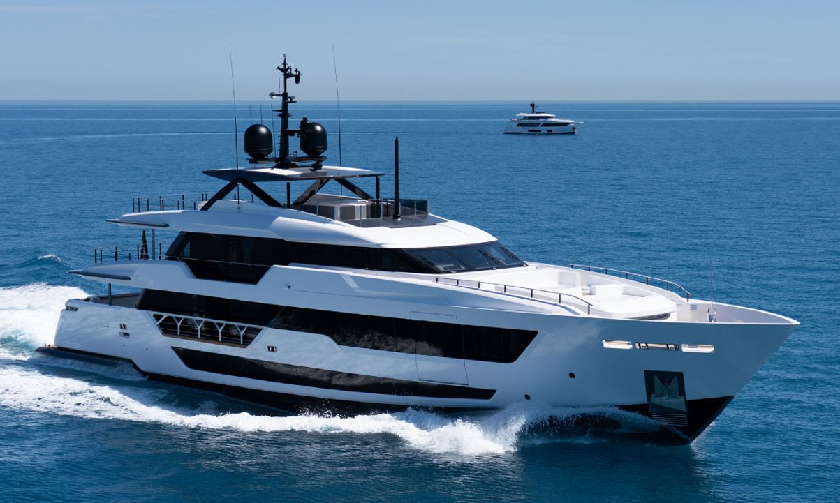 Custom Line Saetta 140'