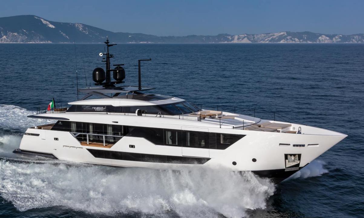 Custom Line Saetta 106' 