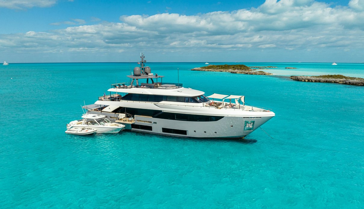 Fifi yacht, Custom Line