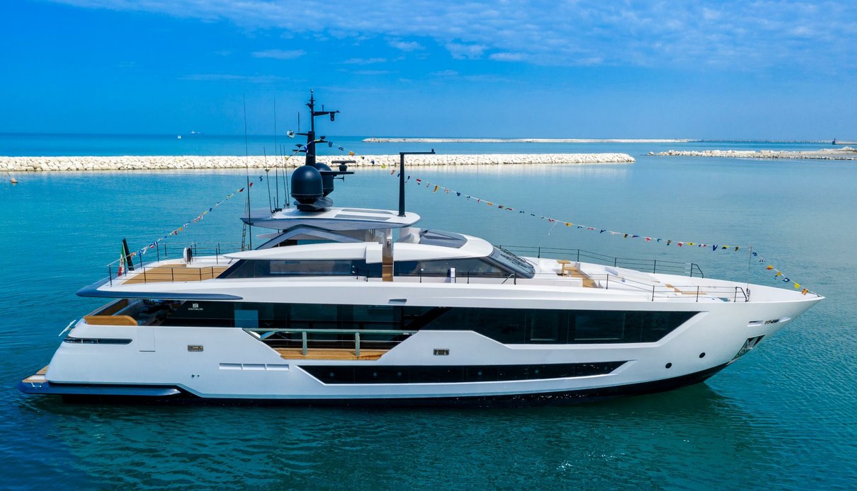 Campari yacht, Custom Line