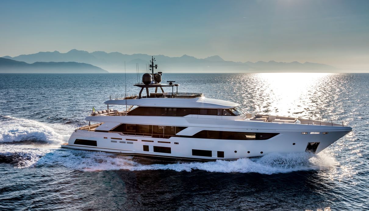 Kitsune yacht, Custom Line