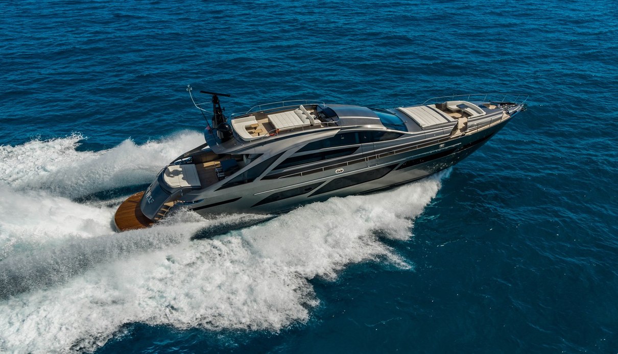 One Spin 3 yacht, Pershing
