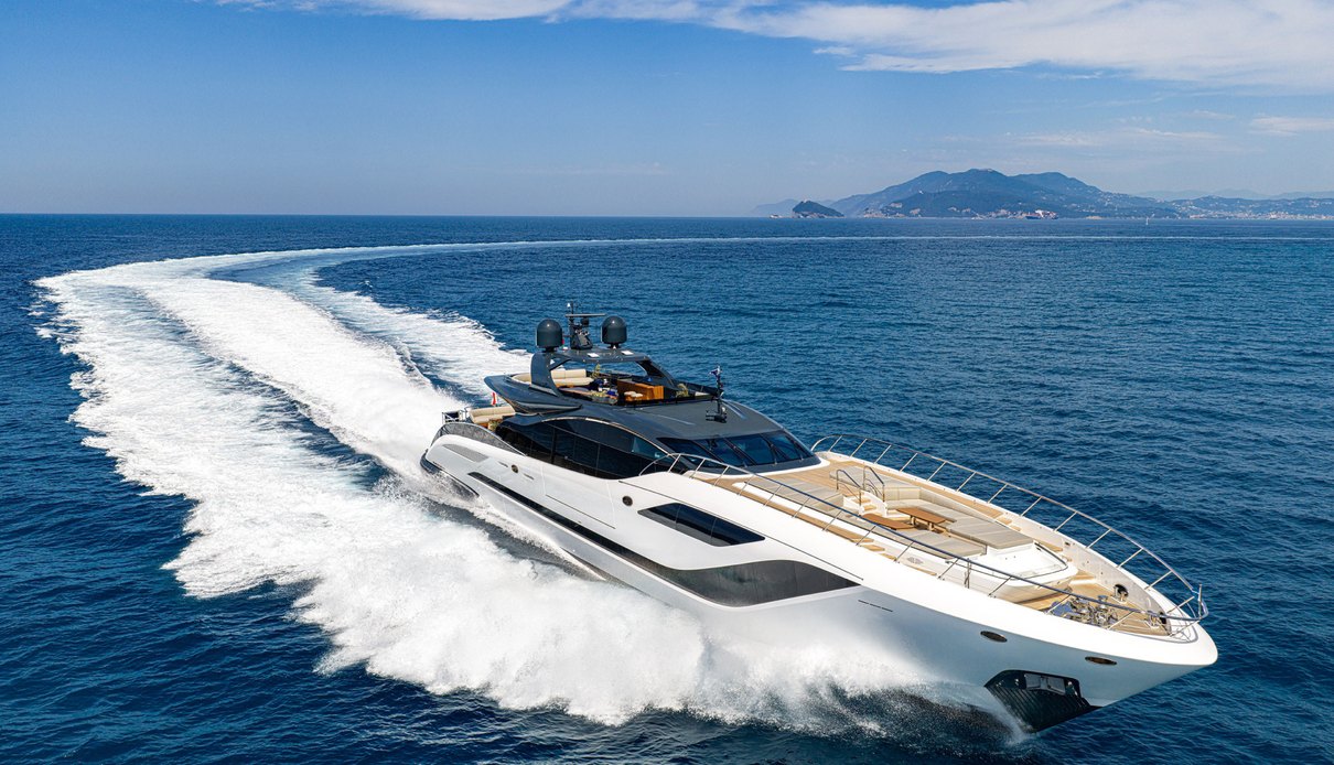 Aura I yacht, Mangusta