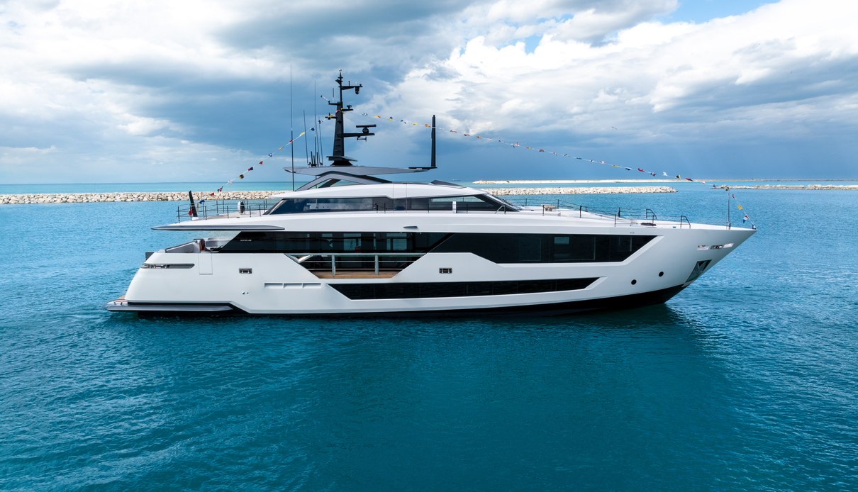 Custom Line 106/23 yacht, Custom Line