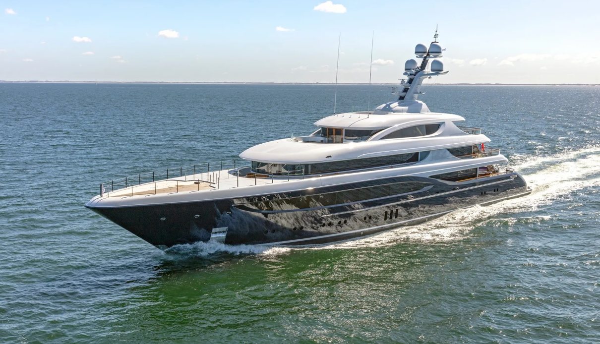 Podium yacht, Feadship