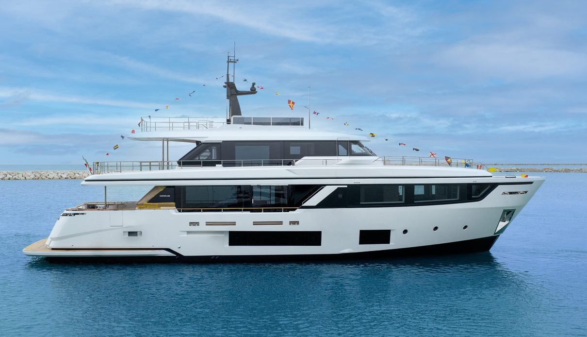 Duruberen yacht, Custom Line