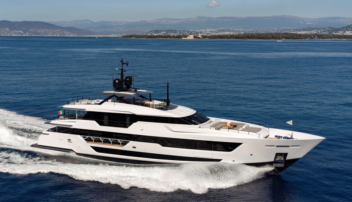 Miotu yacht, Custom Line