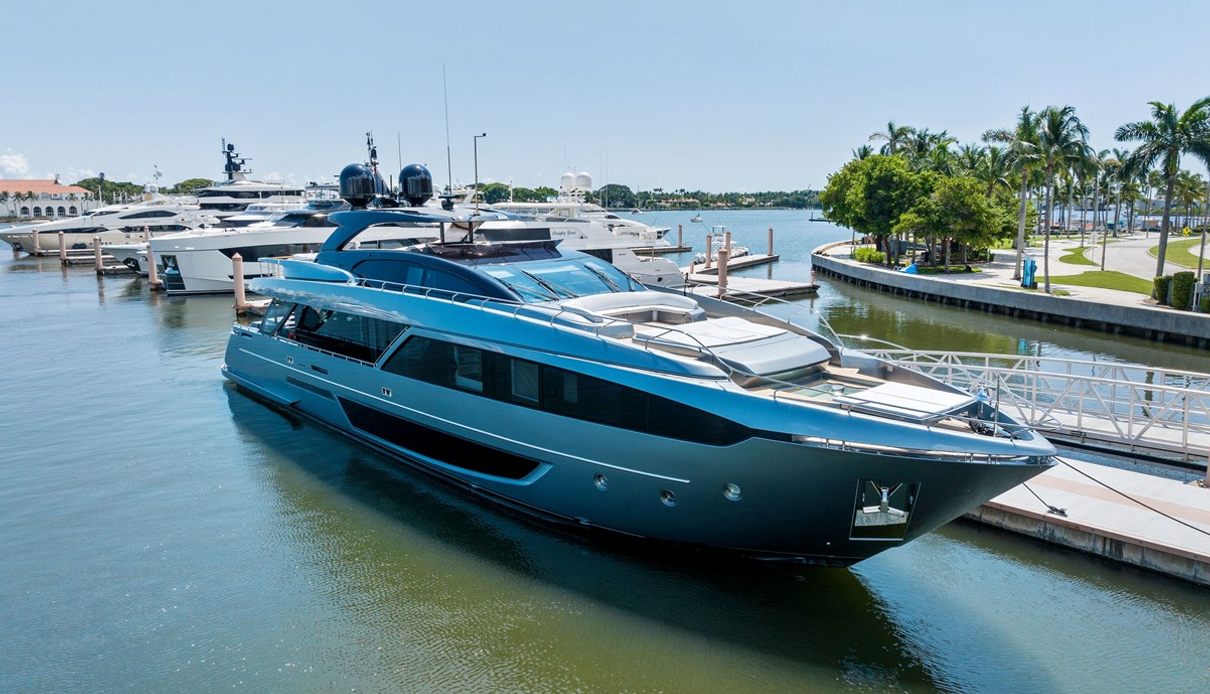 Iron Gryphon yacht, Riva