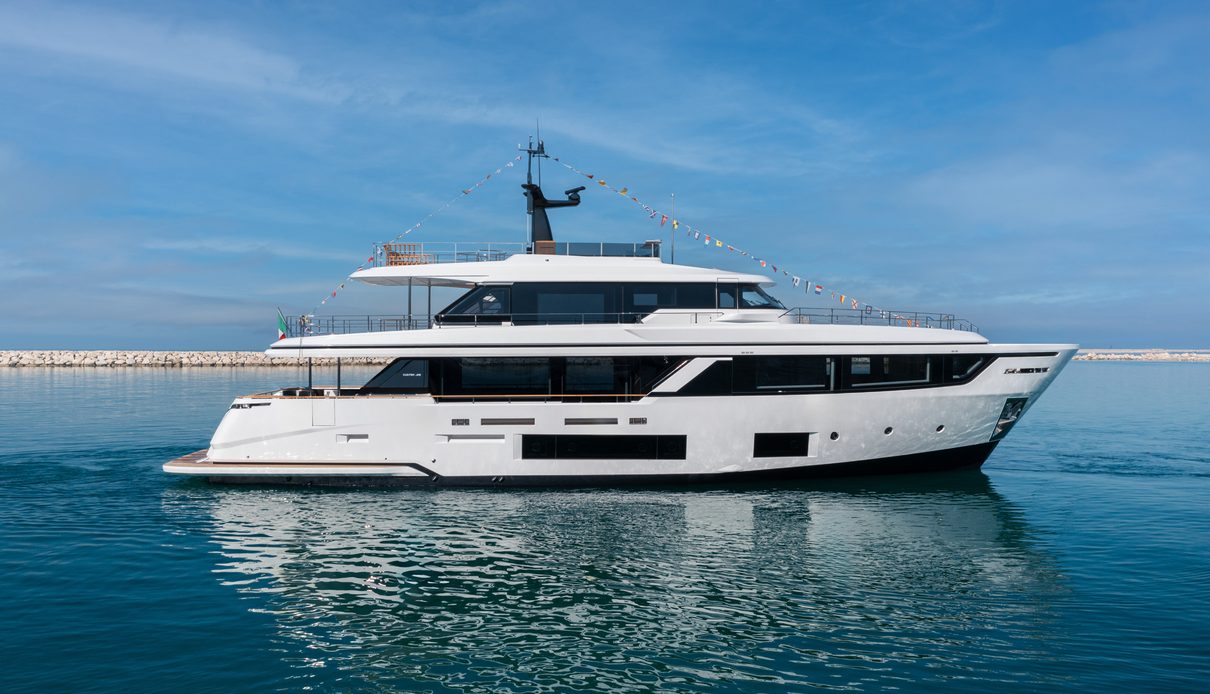 Gindungo yacht, Custom Line