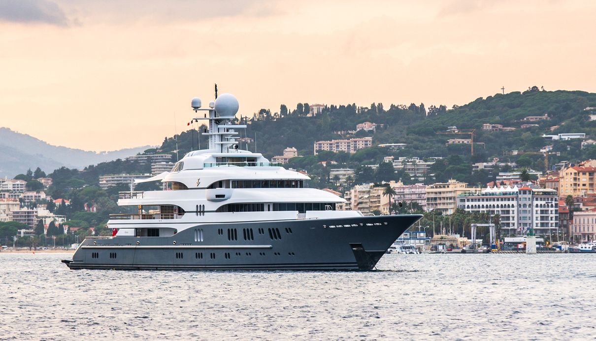 Rocinante yacht, Lurssen