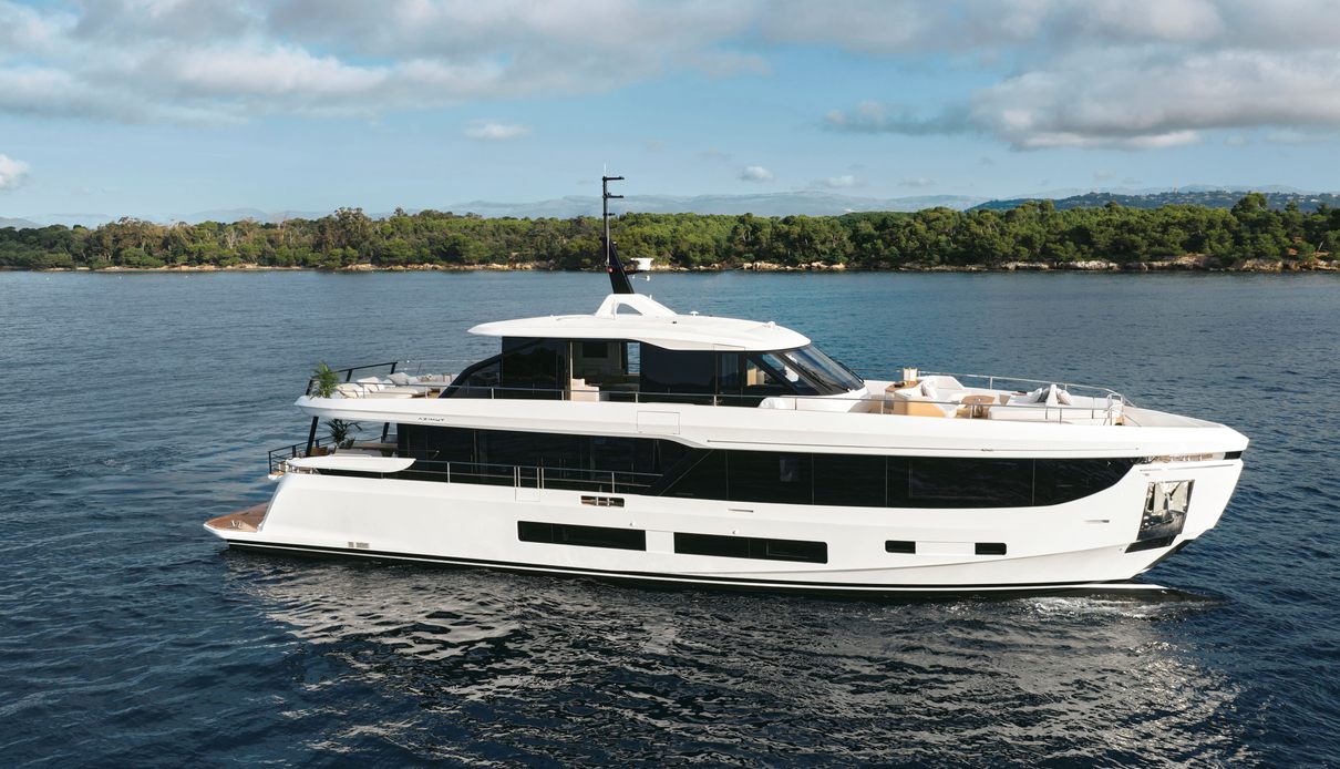Crystal III yacht, Azimut