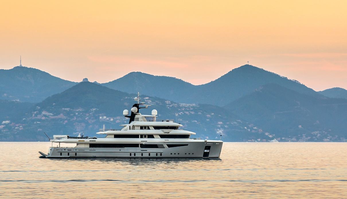 I Nova yacht, Cosmo Explorer