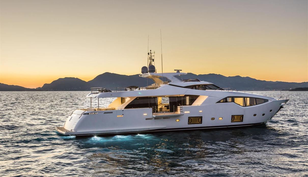 Dokinha V yacht, Custom Line