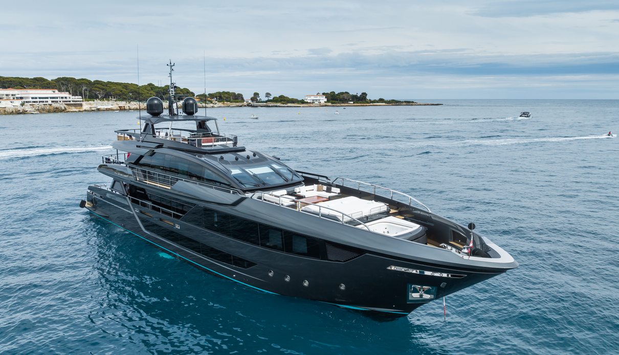 Lady First yacht, Riva