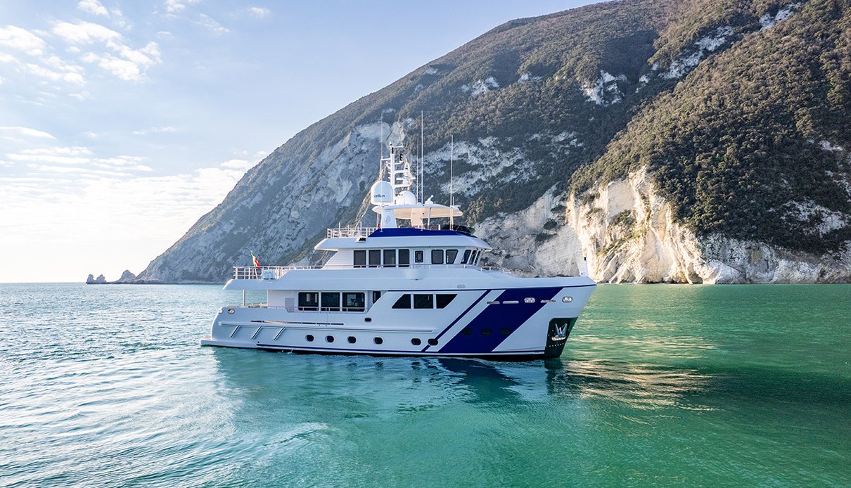 Empire yacht, Cantiere delle Marche