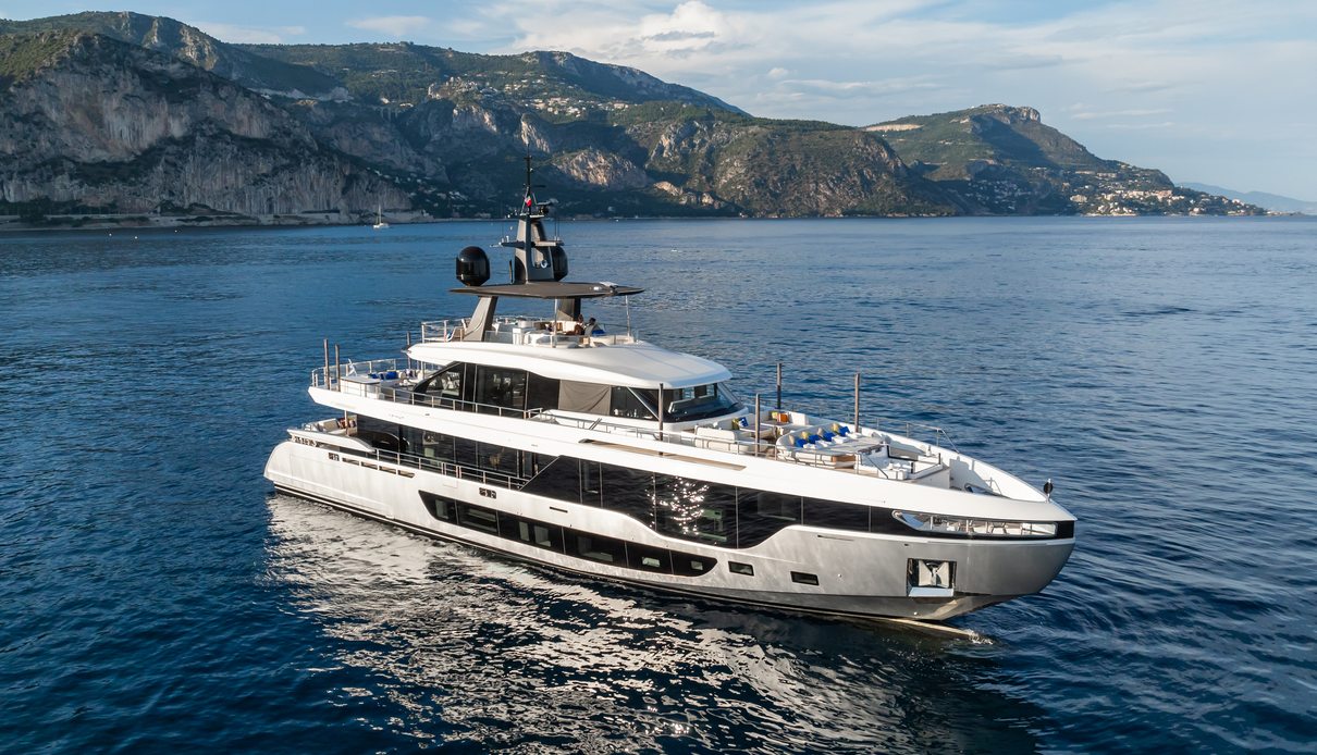 Good Year 5 yacht, Azimut