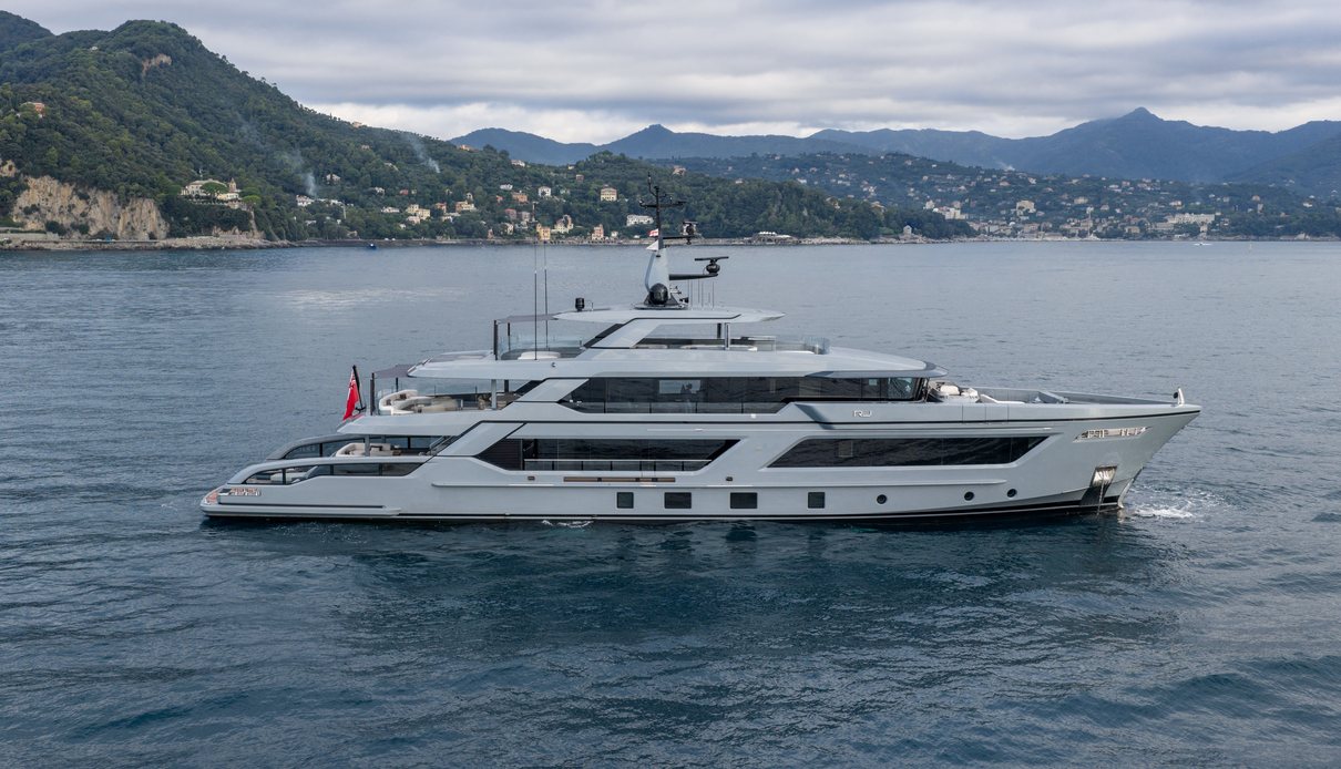RJ yacht, Cantiere delle Marche