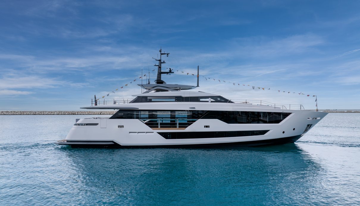 Alex yacht, Custom Line