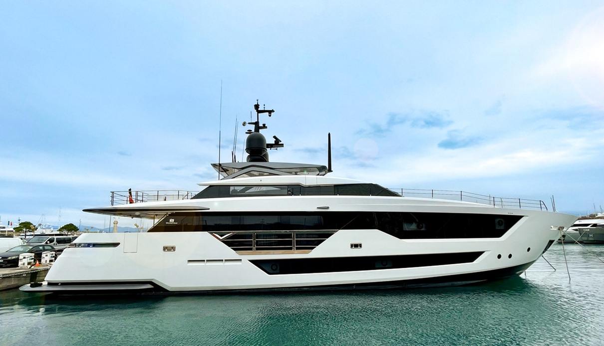 Amores yacht, Custom Line