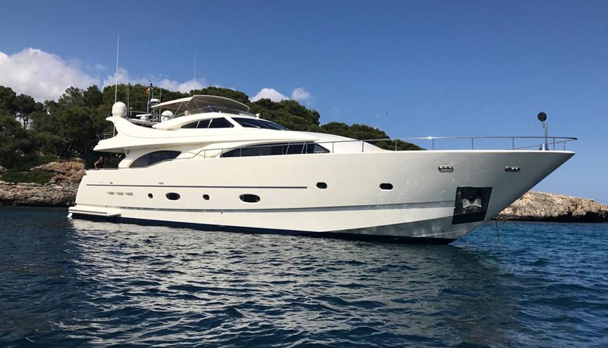 More Mischief yacht, Custom Line
