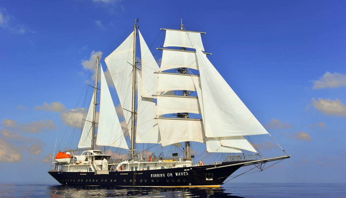 Running On Waves yacht, Segel Masten Yachten